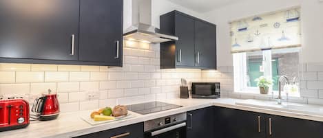 Kühlschrank, Geschirrspüler, Wasserkocher, Toaster