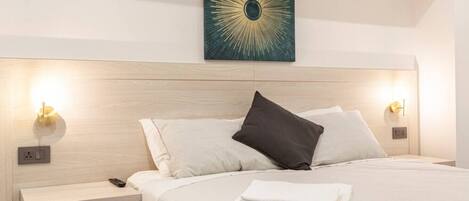 7 chambres, bureau, fer et planche à repasser, lit parapluie