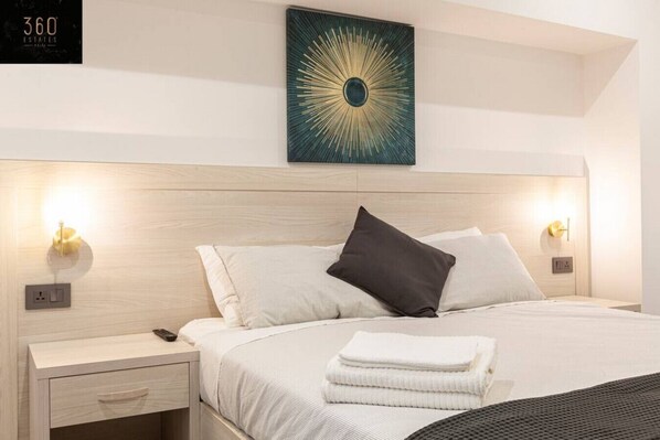 7 bedrooms, desk, iron/ironing board, travel cot