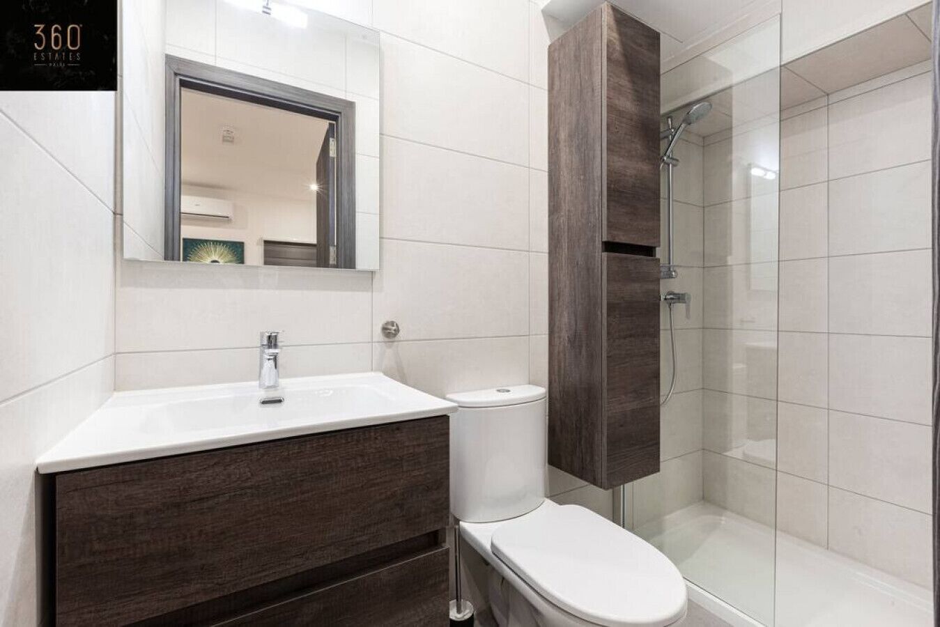 Sèche-cheveux, serviettes fournies