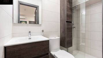 SĂšche-cheveux, serviettes fournies