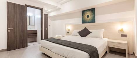 7 bedrooms, desk, iron/ironing board, travel cot