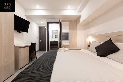 Lovely modern large spacious home with 7 BR + WIFI