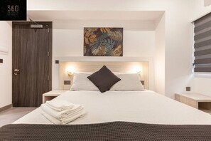 7 bedrooms, desk, iron/ironing board, travel cot