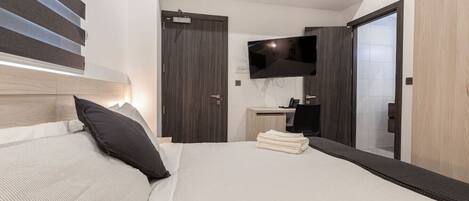 7 bedrooms, desk, iron/ironing board, travel cot