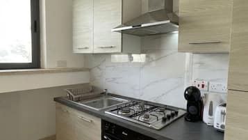 Coffee/tea maker, fridge, microwave, oven
