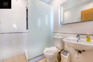 Haartrockner, HandtĂŒcher, Seife, Toilettenpapier