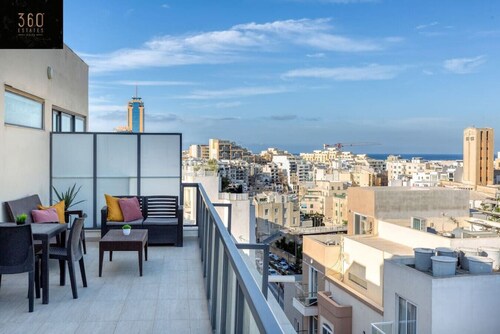 Stylish 2BR Meridian suite in central St Julians