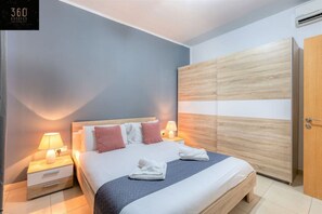 2 habitaciones, escritorio y tabla de planchar con plancha