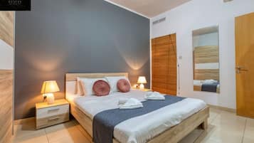 2 habitaciones, escritorio y tabla de planchar con plancha