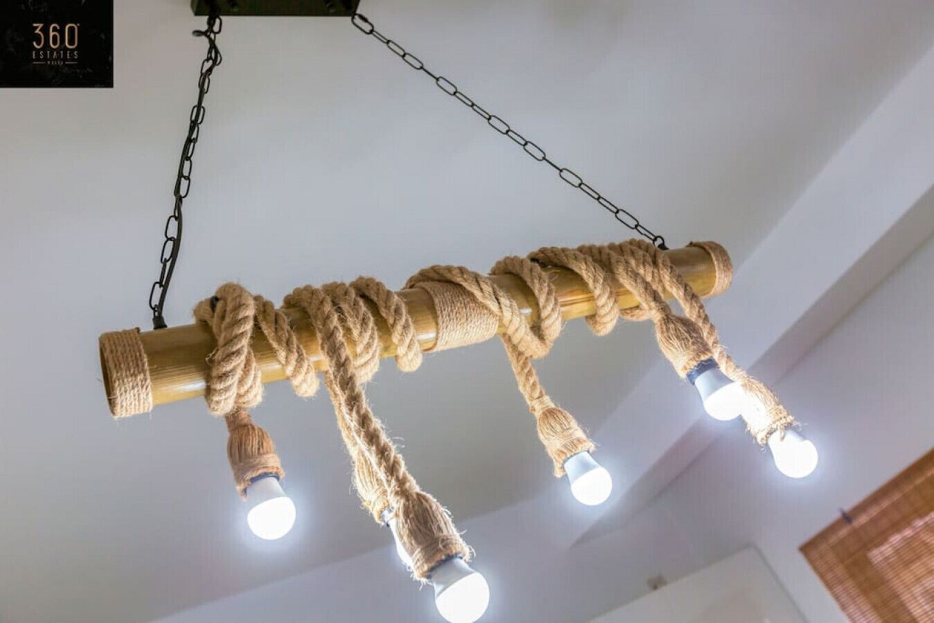 Luminária de teto com design de corda, com várias lâmpadas.