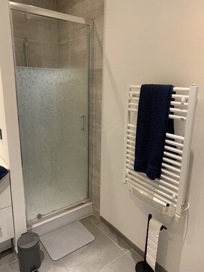 Haartrockner, Handtücher, Toilettenpapier