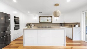 冷蔵庫、電子レンジ、オーブン、コンロ