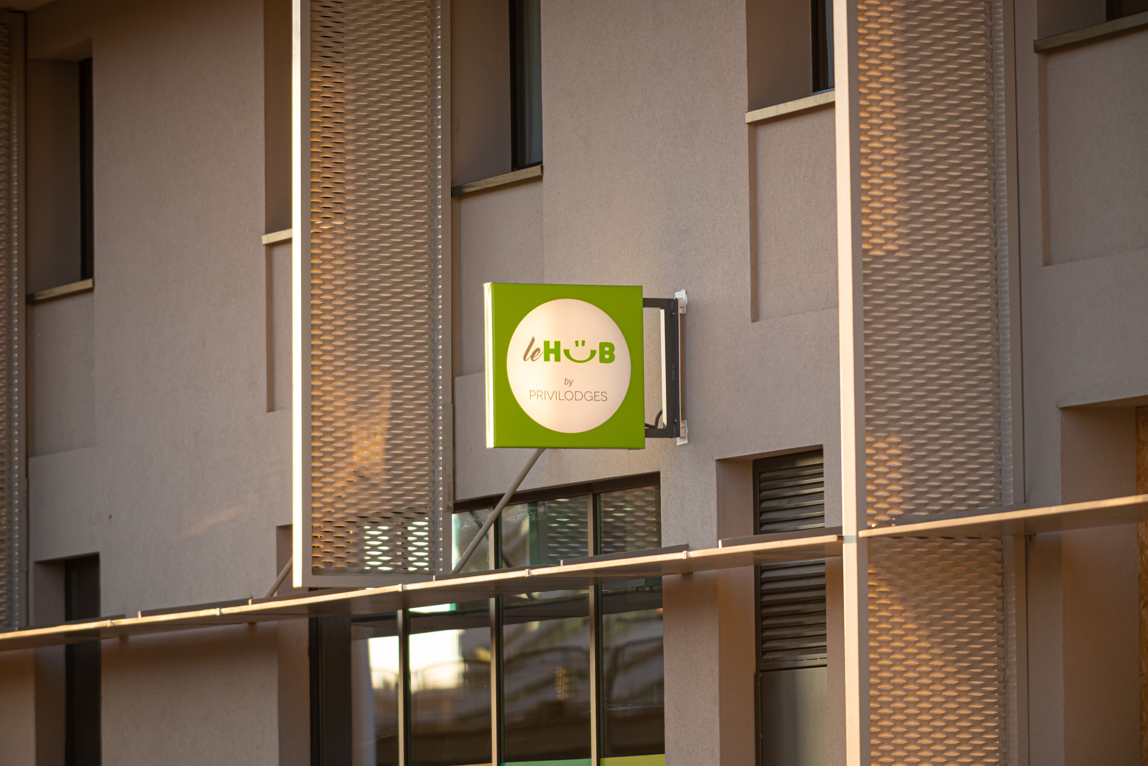 Un bâtiment sur lequel est apposée une enseigne portant l’inscription « leHÖB Privilegés », fixée à la façade.