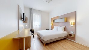 Studio | Premium bedding, individually furnished, iron/ironing board, free WiFi
