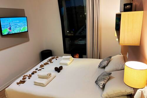 Premium bedding, individually furnished, iron/ironing board, free WiFi