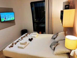 Tabla de planchar con plancha, wifi gratis y ropa de cama