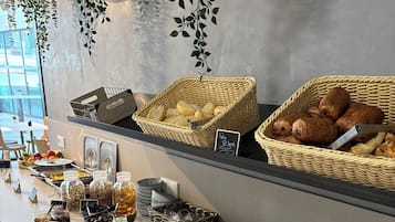 Päivittäinen buffetaamiainen (13 EUR per henkilö)