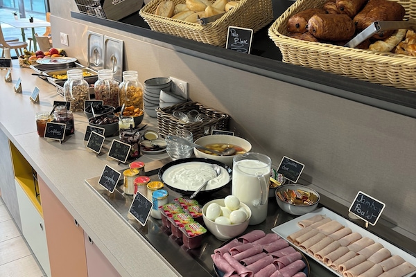 Daily buffet breakfast for a fee