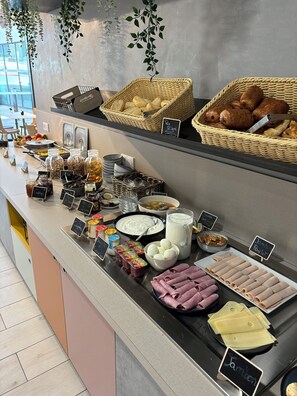 Dagelijks ontbijtbuffet (EUR 13 per persoon)