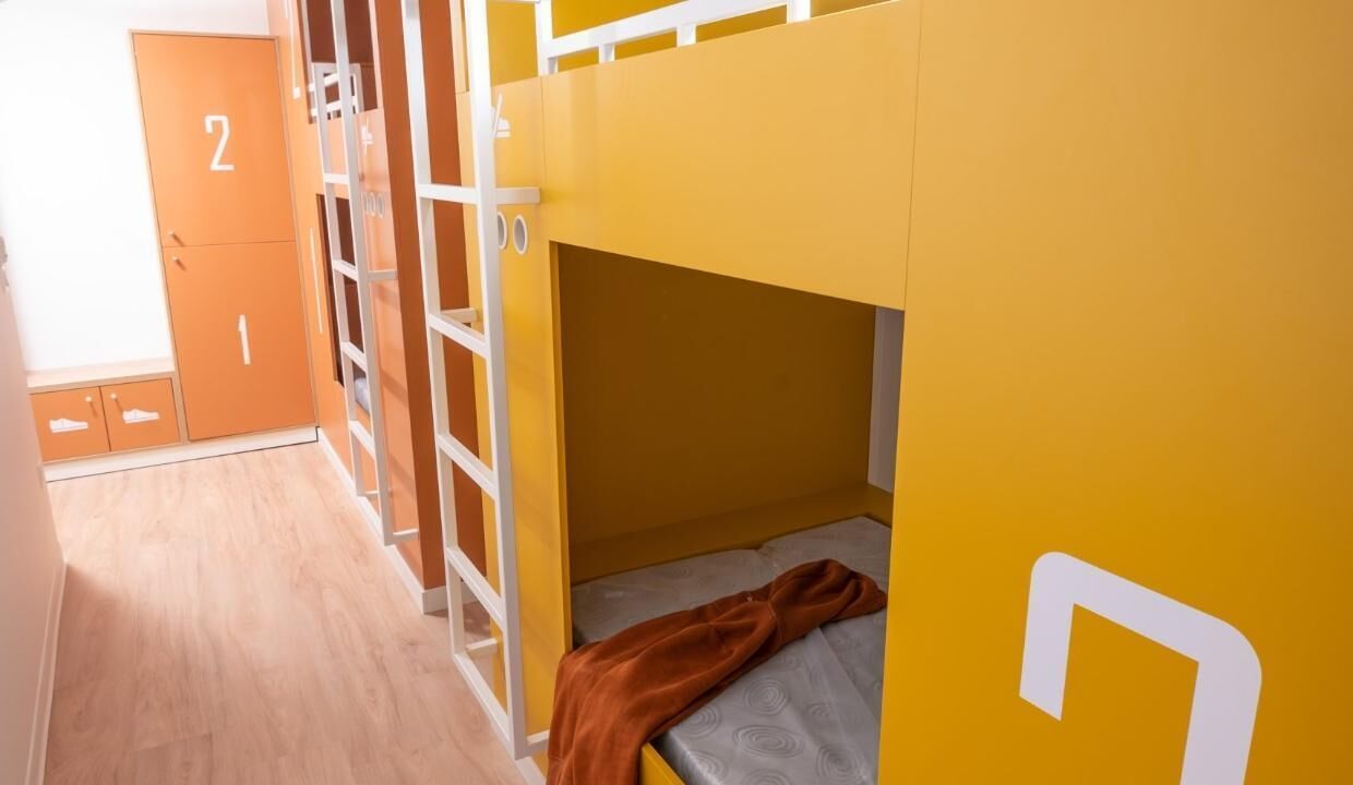 Dormitorio compartido, varias camas | Mobiliario individual, tabla de planchar con plancha, wifi gratis