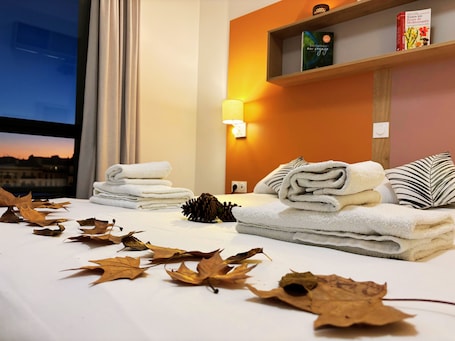 1 habitación, tabla de planchar con plancha, wifi gratis y ropa de cama