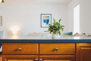 Interior - Lakeside Studio -10 minutes to the beach! (Downtown St. Augustine)
