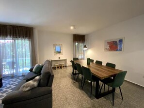 Superior Villa | Living room | 45-inch LCD TV with digital channels, TV, Netflix - Pearl Villa (Limassol)