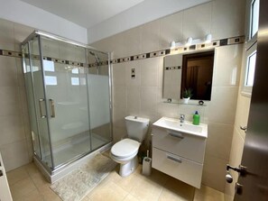 Bañera y ducha independientes, secador de pelo, toallas