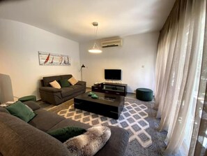 Superior Villa | Living room | 45-inch LCD TV with digital channels, TV, Netflix - Pearl Villa (Limassol)