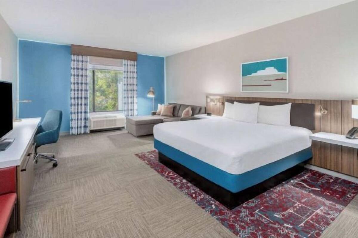 Escrivaninha, espaço de trabalho para notebook, cortinas blackout