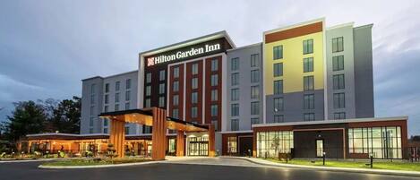 Ein Hilton Garden Inn Hotel mit modernem Design, das einen markanten Eingang und mehrere Etagen aufweist.