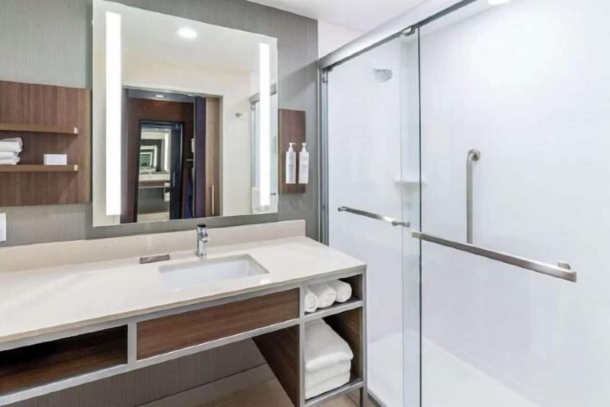 Produtos de toalete grátis, secador de cabelo, toalhas de banho