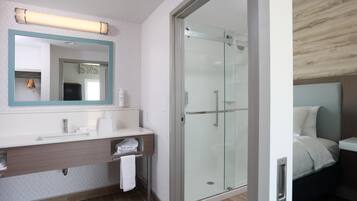 Room, 1 King Bed, Refrigerator & Microwave (Wet bar, Patio) | Bathroom