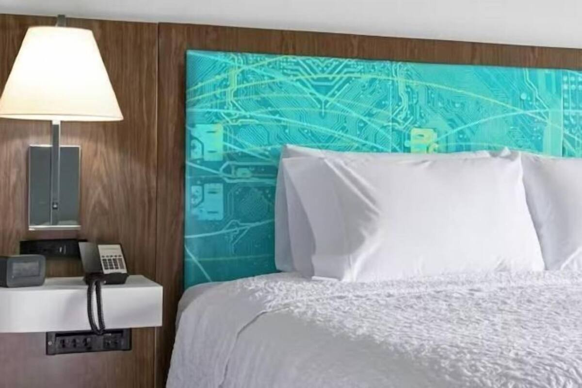 Cortinas blackout, tabla de planchar con plancha y cunas gratuitas