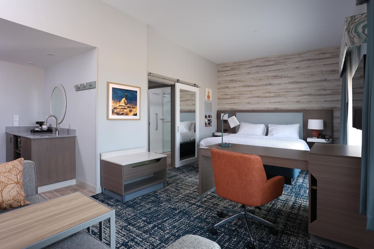 Rum - 1 kingsize-säng - kylskåp och mikrovågsugn (Wet bar, Patio) | Mörkläggningsgardiner, strykjärn/strykbräda och gratis barnsängar