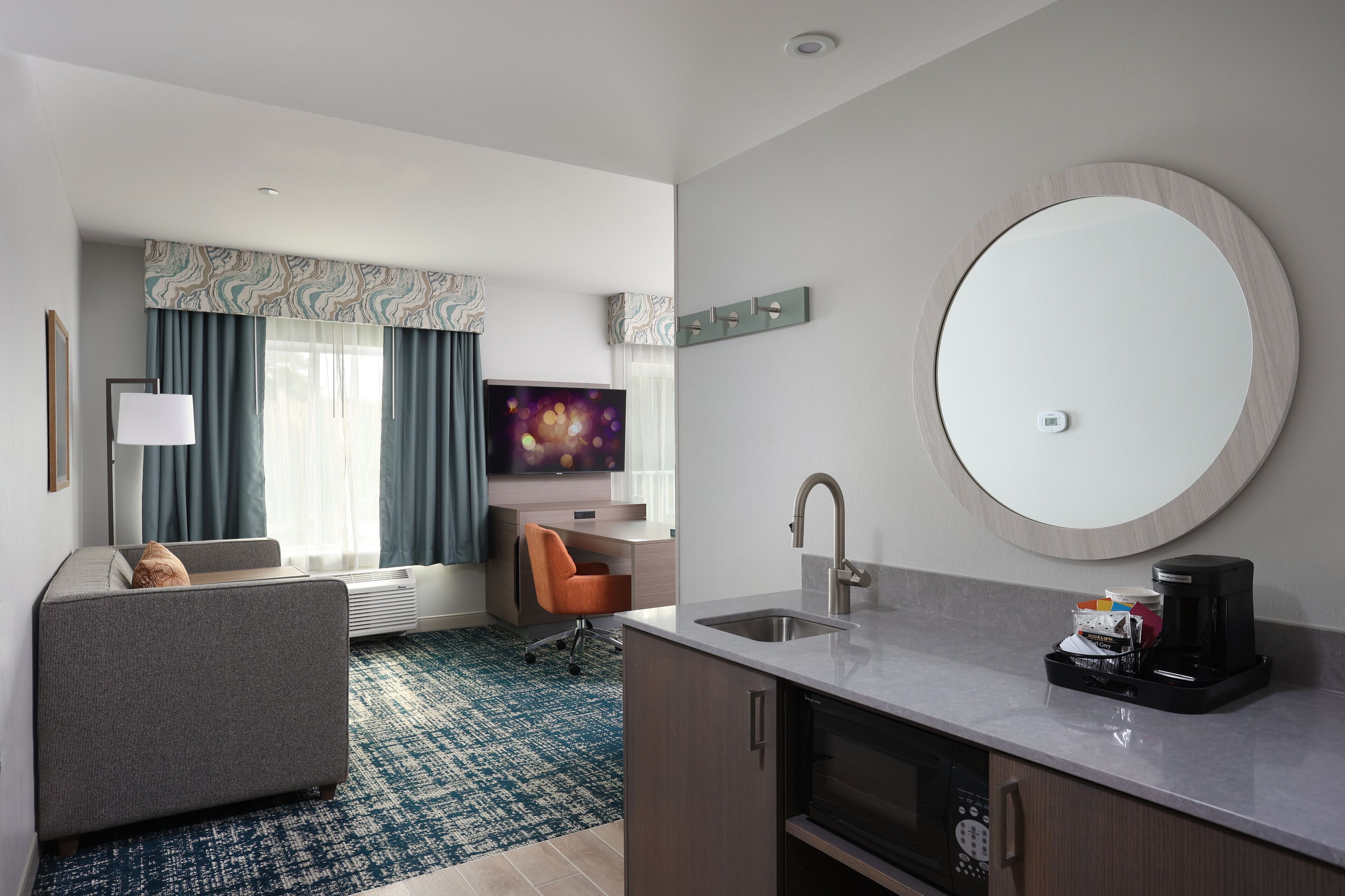 Studio, 1 King Bed, Refrigerator & Microwave (Wet bar) | Blackout curtains, iron/ironing board, free cots/infant beds