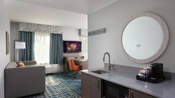 Studio, 1 King Bed, Refrigerator & Microwave (Wet bar) | Blackout curtains, iron/ironing board, free cots/infant beds