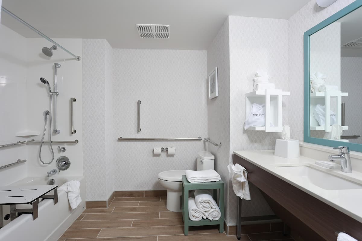 Rum - 2 queensize-sängar - tillgänglighetsanpassat - badkar (Lake View) | Dusch