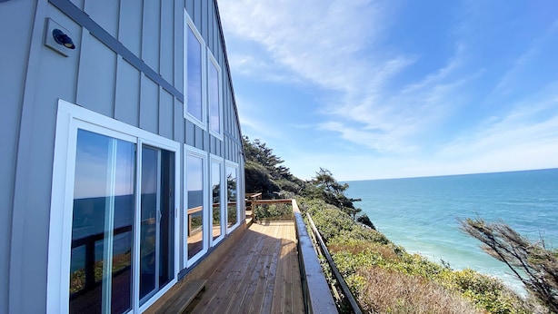 A coastal house with a wooden deck overlooking the sea. - Ocean Front A Frame with Spectacular Views! Dog Friendly! Fireplace! (Florence)