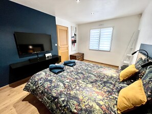 4 bedrooms, desk, iron/ironing board, travel crib