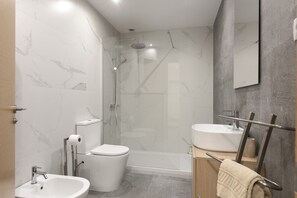 Douche, sĂšche-cheveux, serviettes fournies