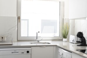 Fridge, microwave, oven, dishwasher - Miral Beachside 1 - by HD Properties (Albufeira)