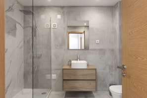 Een douche, een haardroger, handdoeken