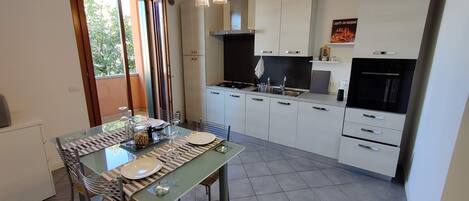 Kühlschrank, Mikrowelle, Ofen, Herdplatte