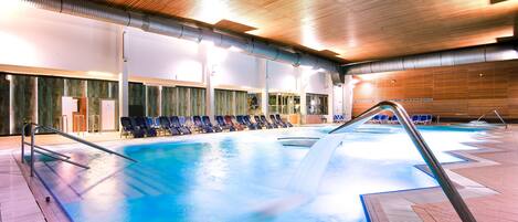 7 sisäuima-allasta, kauden mukainen ulkouima-allas