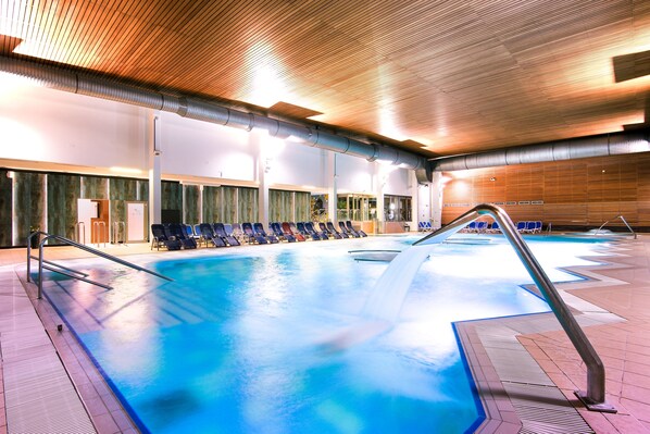 7 piscines couvertes, piscine extérieure (ouverte en saison)