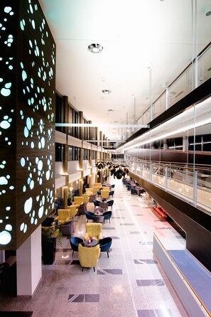 2 Bars/Lounges