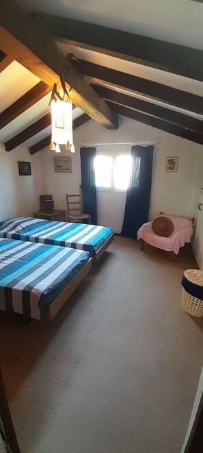 3 habitaciones, tabla de planchar con plancha y ropa de cama 