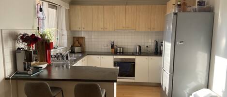 Kjøleskap, mikrobølgeovn, ovn og oppvaskmaskin